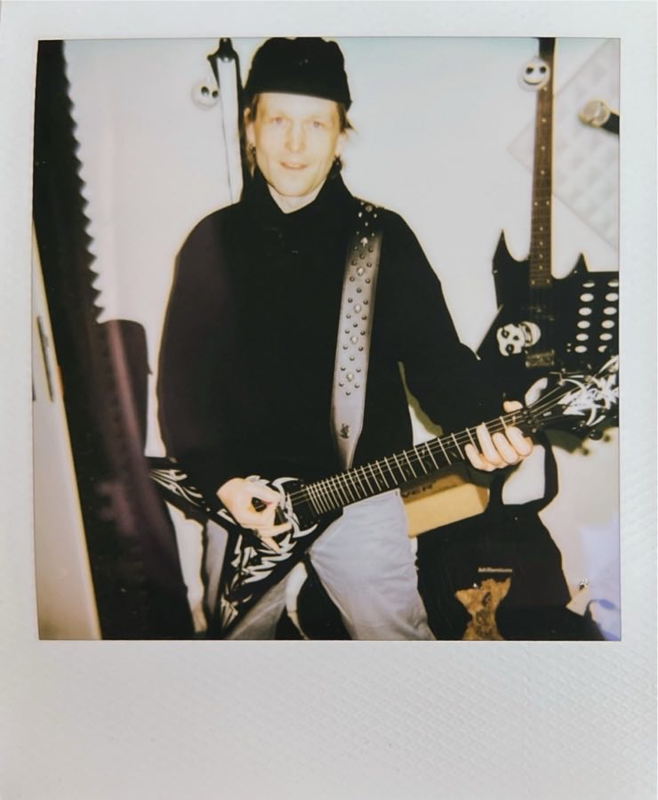 A man playing a King V with tribals.